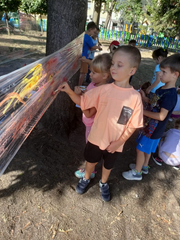 Dzień Przedszkolaka - malowanie na folii w plenerze