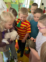 Wizyta naszych milusińskich - uczymy się dbać o zwierzęta