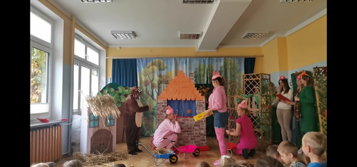 Występ teatralny dzieci - Trzy Świnki.