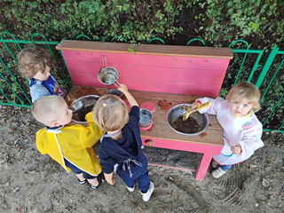 zabawy w kuchni błotnej