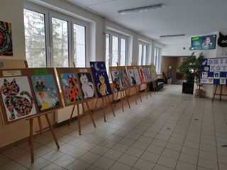 Hol główny - wystawa prac uczniowskich