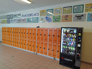 Szafki uczniowskie i automat z przekąskami