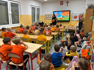 Wspólne realizowanie zajęć uczniów klas młodszych wraz z przedszkolami daje wiele radości