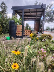 Pozyskanie funduszy z Narodowego Funduszu Ochrony Środowiska oraz wsparciu finansowemu Gminy Gostyń na terenie szkoły umożliwiło powstanie wiaty edukacyjnej