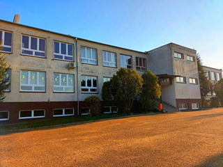 widok na szkołę od strony dziedzińca