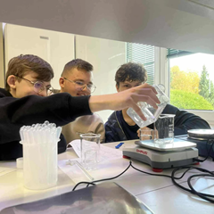 Promedycy w laboratorium 