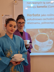 Japońska ceremonia picia herbaty u hotelarzy i turystów