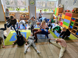 Zabawy ruchowe w świetlicy.