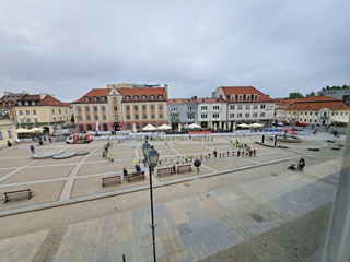 optymistyczne świętowanie w mieście