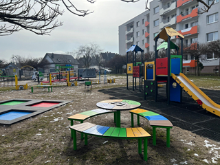 Nowy plac zabaw muchy odpaduchy