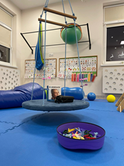 W naszym przedszkolu posiadamy bogato wyposażoną salę do integracji sensorycznej, która stanowi wyjątkową przestrzeń wspierającą harmonijny rozwój Dzieci.