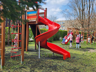 Zjeżdżalnia na placu zabaw