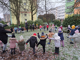 gimnastyka w ogrodzie przedszkola