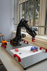 Pracownia sterowników z nowoczesnym robotem Kawasaki. Tu uczymy się ujarzmiać roboty takie jak ten :)