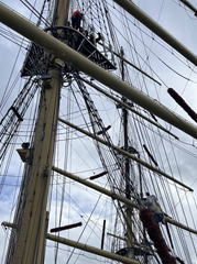 Nie dla miękiszonów :) ten rejs - tak przygotowują się do pracy przyszli marynarze :). 